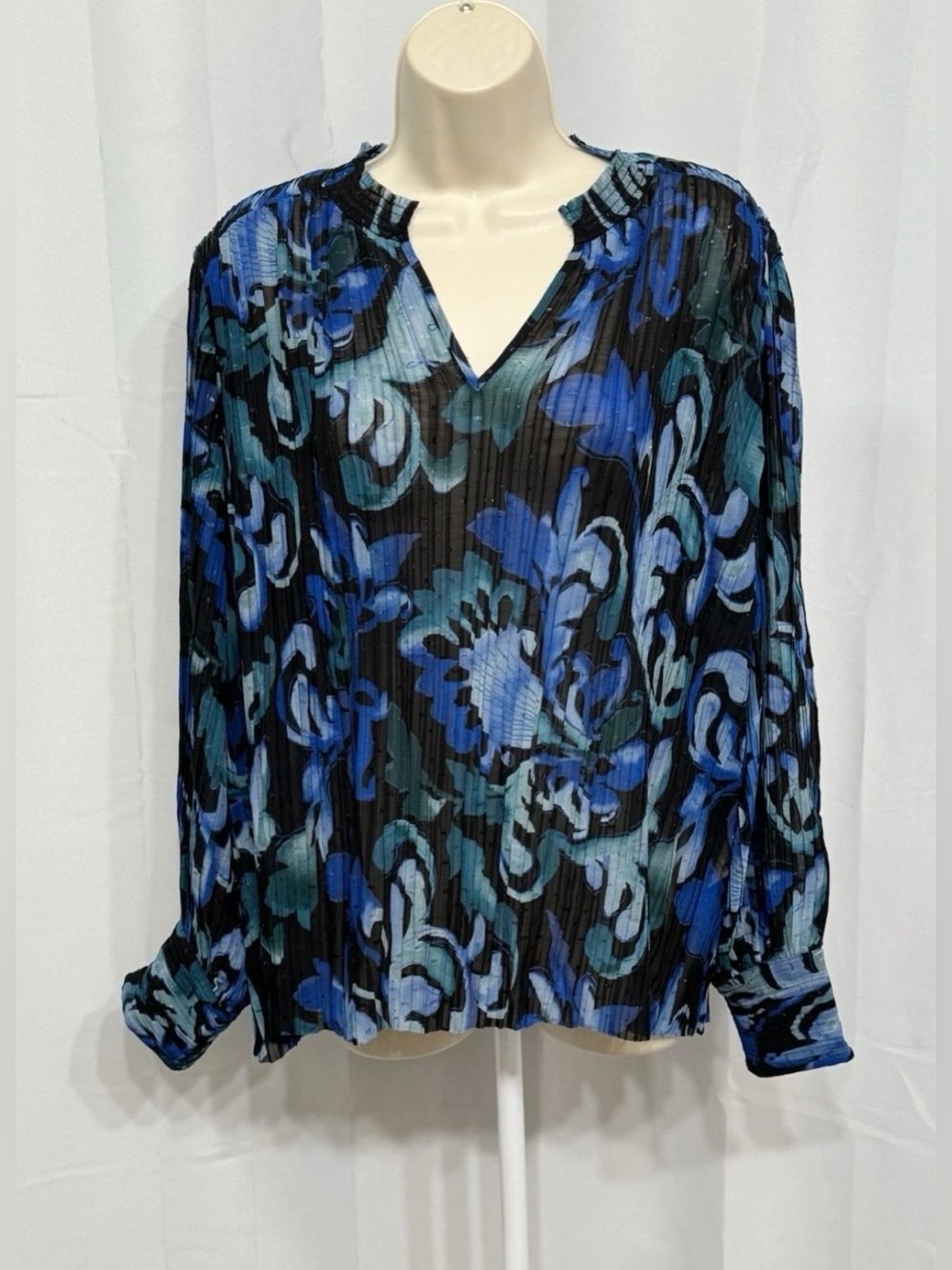 Chico’s Women’s Blue Floral Long Sleeve Round Neck Relaxed Pleated Blouse 3/16